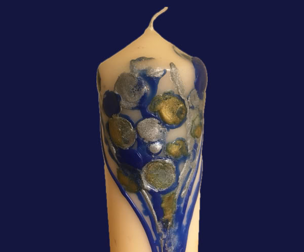 Farbenfrohe geometrische abstrakte Kunst mit grünen und violetten Formen, die ein dynamisches Muster erzeugen.